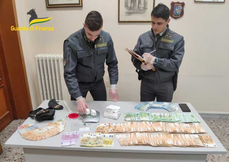 Circa un chilo di cocaina in auto e a casa 57mila euro in contanti: arrestato a Bisceglie