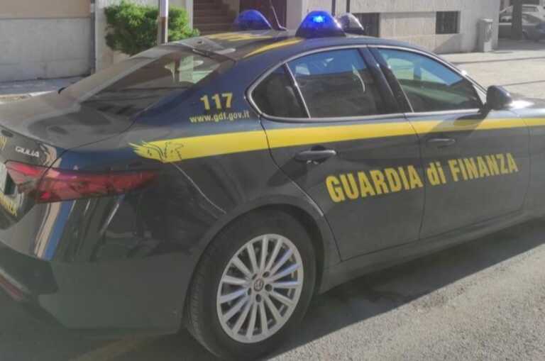Un chilo di cocaina nel bagagliaio dell’auto: arrestato 24enne figlio di un boss della Società foggiana