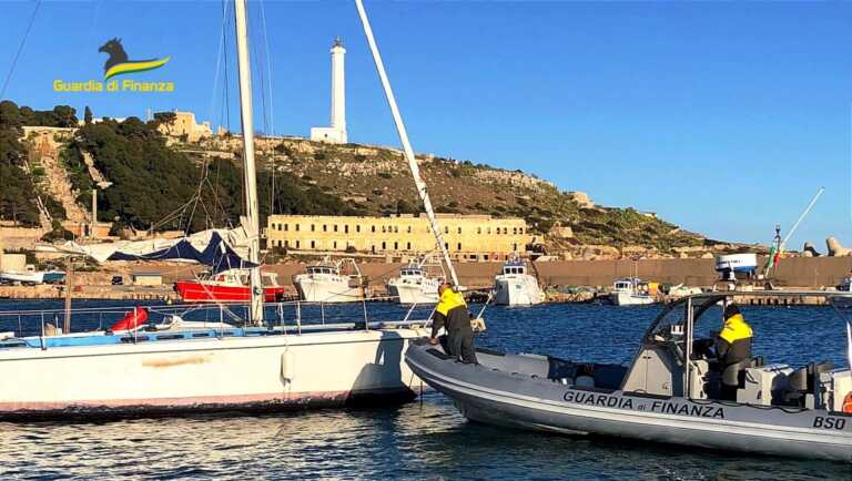 Galleria foto 'Barche con bandiera straniera ma di proprietà di cittadini italiani: redditi non dichiarati per 350mila euro in Salento' - foto 1