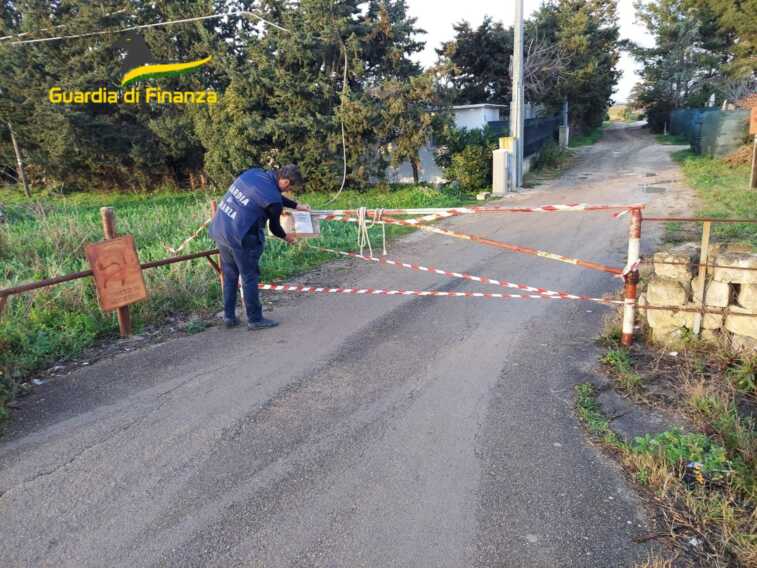 Ville costruite abusivamente tra Egnazia e Torre Canne: sequestrata un’area di 30mila metri quadrati