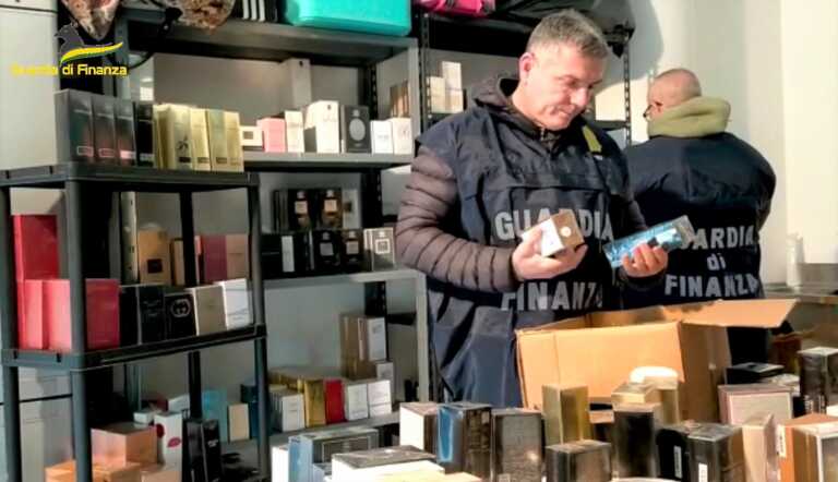 Taranto, profumi contraffatti venduti in un garage al rione Paolo VI: sequestrati prodotti per 50mila euro