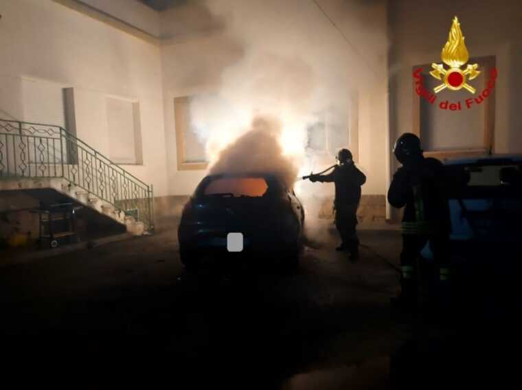 Mesagne, incendio distrugge un’auto nei pressi di un asilo. Intervengono i vigili del fuoco