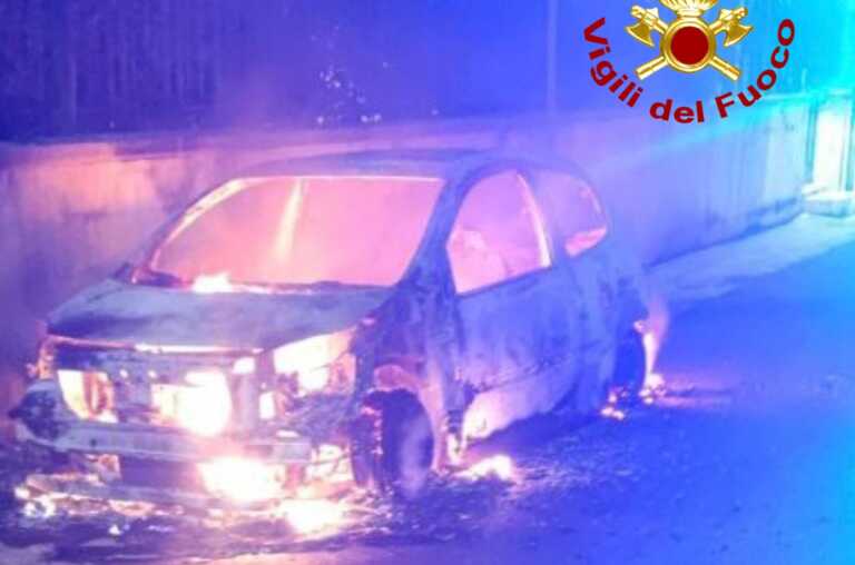 Ancora fiamme in Salento: si incendia un’auto a Poggiardo. Intervengono i vigili del fuoco