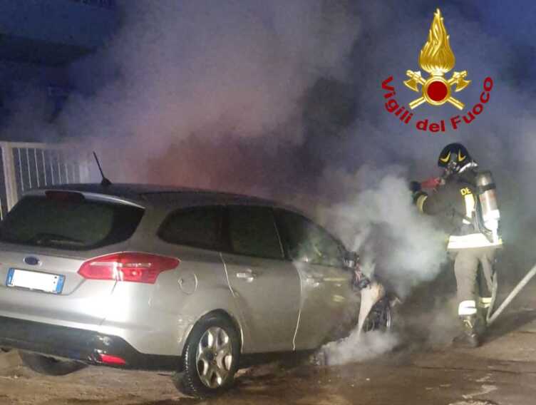 Galleria foto 'Incendi in Salento: le fiamme distruggono un’auto nel Lido Conchiglie a Sannicola' - foto 1