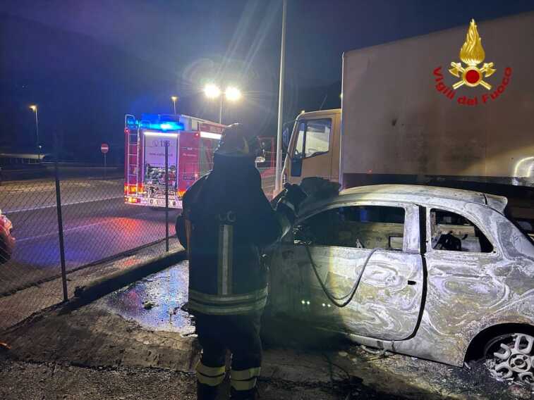 Sant’Angelo le Fratte, auto in fiamme nella notte nel parcheggio di una concessionaria