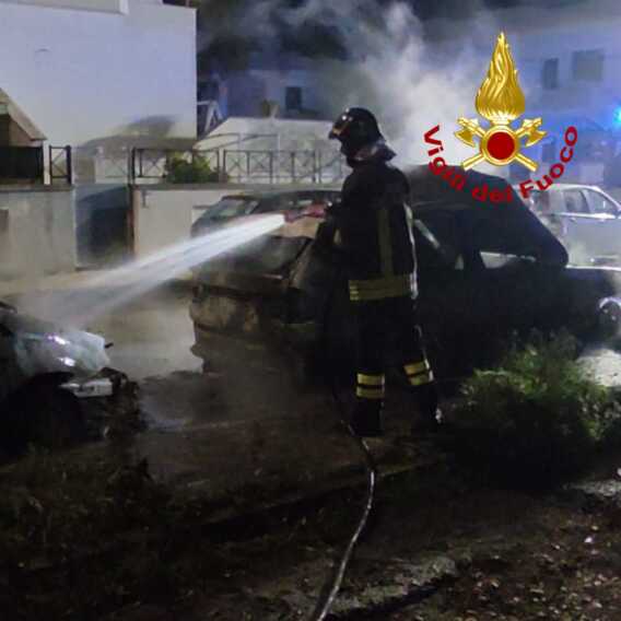 Galleria foto 'Ancora fiamme in Salento: ad Arnesano in un garage, a Surbo distrutte cinque auto' - foto 3