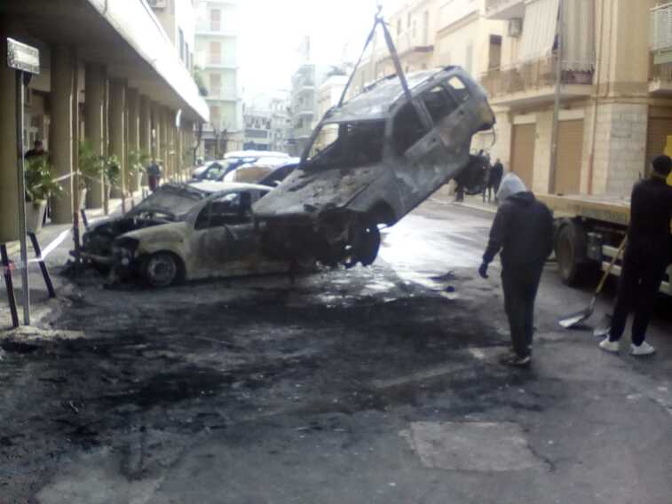 Galleria foto 'Bitonto, auto in fiamme alle prime luci dell’alba: danni anche a una palazzina. Indagini in corso – FOTO' - foto 6
