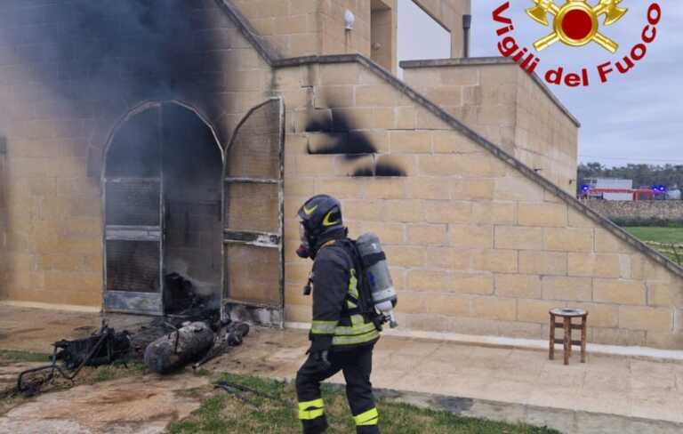 Lecce, incendio all’alba in un deposito di attrezzi agricoli: pronto l’intervento dei vigili del fuoco