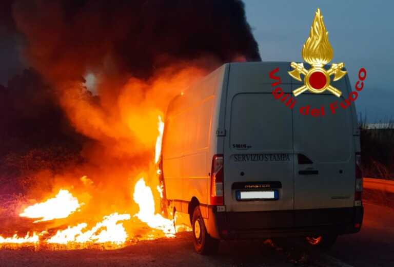 Paura sulla statale Lecce-Brindisi: in fiamme un furgone. Salvo il conducente