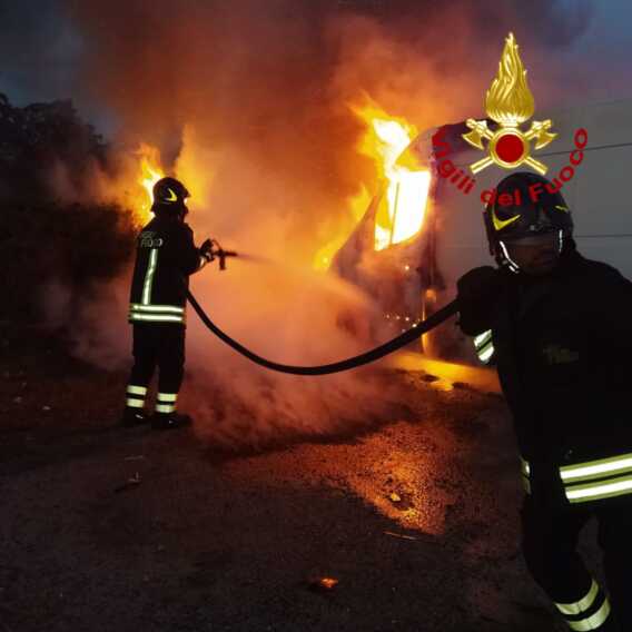 Galleria foto 'Paura sulla statale Lecce-Brindisi: in fiamme un furgone. Salvo il conducente' - foto 2