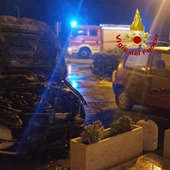 Ancora incendi nel Salento: in fiamme una Golf a Gallipoli, danneggiata un’altra vettura