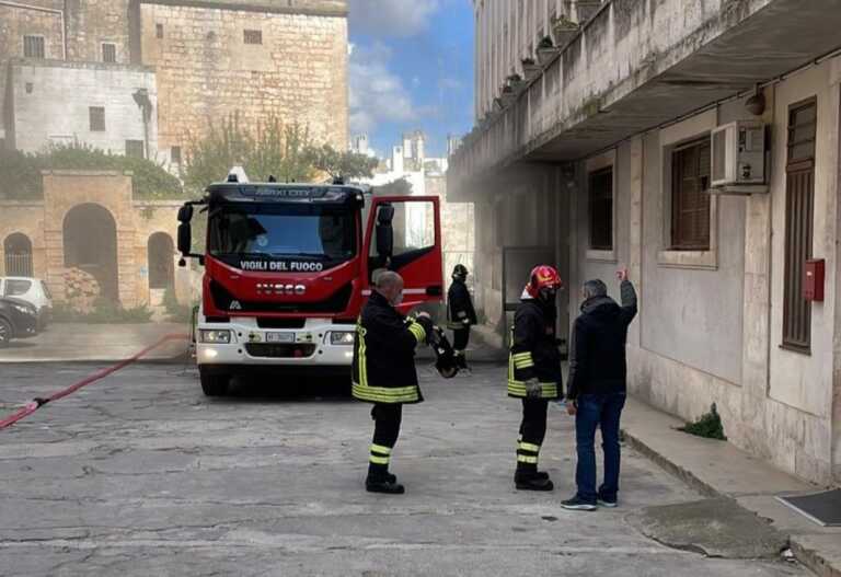 Fiamme nella palestra di una scuola a Ostuni: nessun ferito. Intervengono i vigili del fuoco