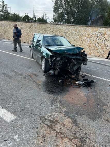 Galleria foto 'Incidente a Castel del Monte: coinvolte 2 auto e un furgone. Tre feriti, di cui 2 gravi' - foto 1