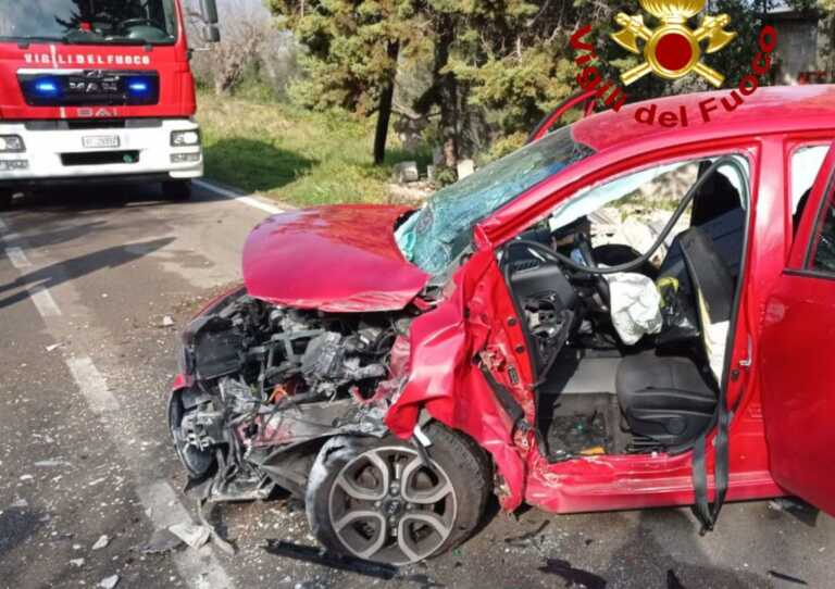 Galleria foto 'Incidente alle porte di Gallipoli: 49enne incastrato tra le lamiere, intervengono i vigili del fuoco' - foto 1