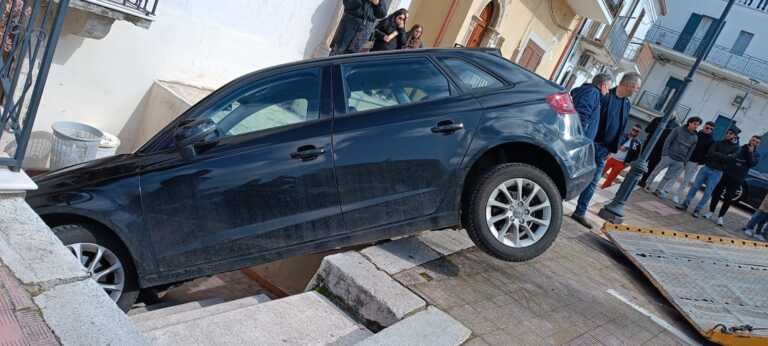 Ischitella, dimentica di alzare il freno a mano: auto finisce in uno seminterrato