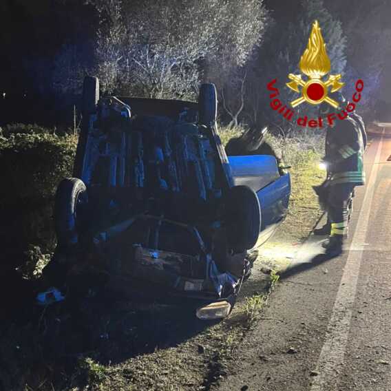 Galleria foto 'Auto si ribalta sulla provinciale tra Lecce e San Pietro in Lama: feriti tre giovani' - foto 3