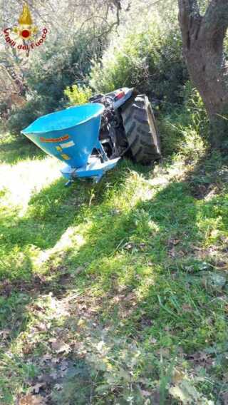 Rotondella (Matera), agricoltore travolto dal suo trattore
