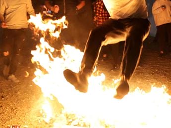 Galleria foto 'Iran, celebrazioni Festa del Fuoco: 11 morti e oltre 3.500 feriti' - foto 1
