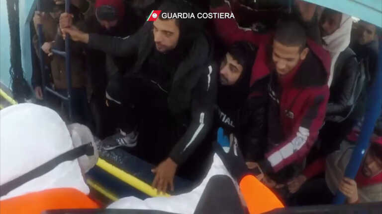 Galleria foto 'Tratti in salvo 295 migranti al largo della costa jonica calabrese' - foto 1