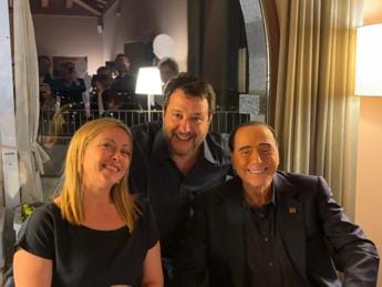 Galleria foto 'Karaoke Salvini-Meloni, è polemica: “Festa sì e omaggio a morti Cutro no, vergogna”' - foto 1