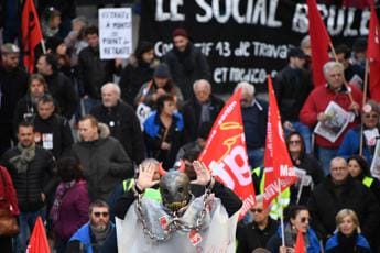 Galleria foto 'La riforma delle pensioni infiamma la Francia, protesta difende ‘un privilegio’' - foto 1