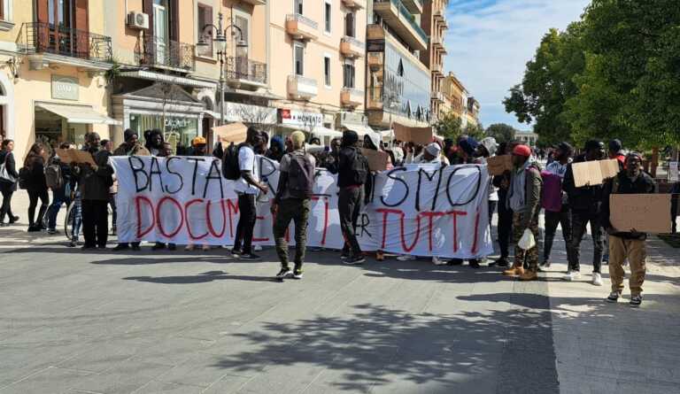 Foggia, lavoratori della campagne in piazza: «I fondi del Pnrr servano per eliminare i ghetti»