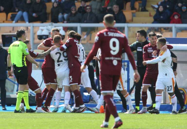 Galleria foto 'Il Lecce perde 2-0 in casa contro il Torino: i granata la chiudono nel primo tempo con Singo e Sanabria' - foto 1