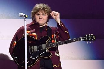 Galleria foto 'Lewis Capaldi annulla concerto domani 8 marzo a Milano: “Motivi di salute”' - foto 1