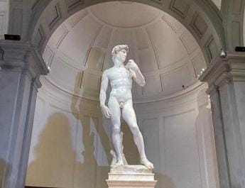 Galleria foto 'Licenziata in Usa per aver mostrato il David, Firenze la premia' - foto 1