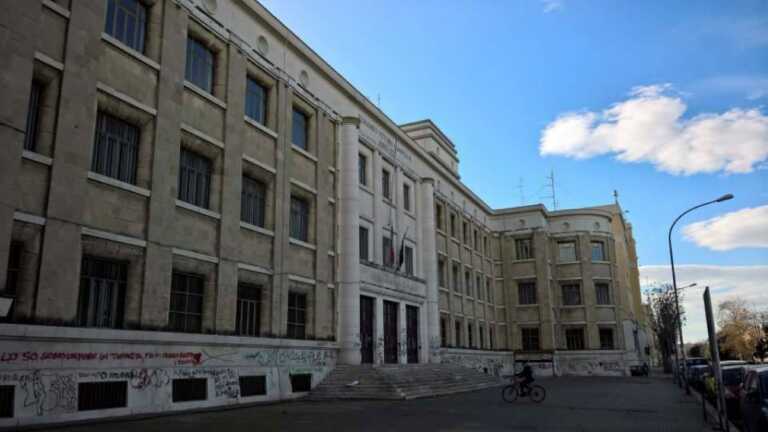 Bari, non entrano in aula per il Fridays for future. La scuola: «L’assenza della I B non è giustificata»