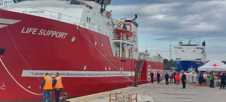 Brindisi, arrivata la nave Emergency: 118 migranti a bordo della Life Support