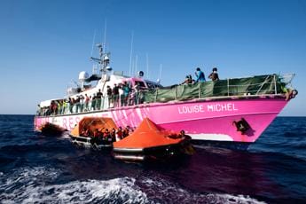 Galleria foto 'Louise Michel fermata a Lampedusa: stop a nave di Banksy, ecco perché' - foto 1
