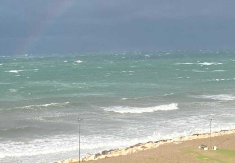Galleria foto 'Ancora venti forti in Puglia. A Bari chiusi cimitero e parchi cittadini ma il maltempo ha le ore contate' - foto 1