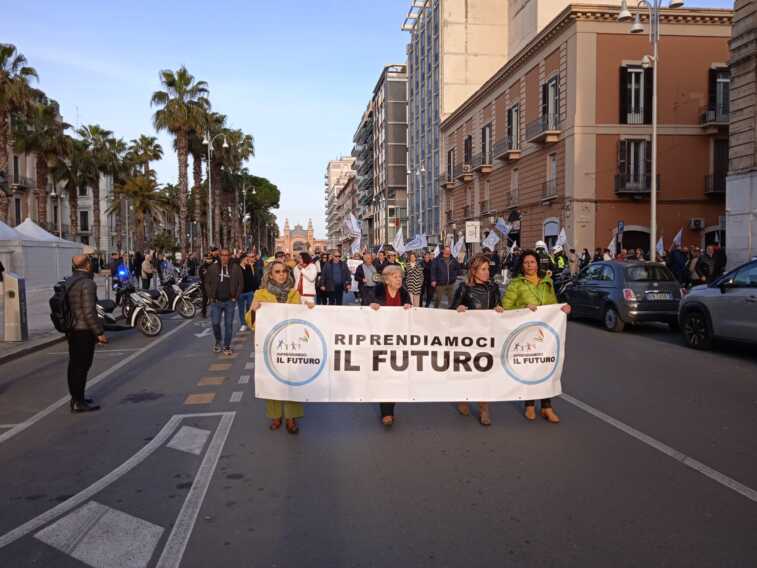 Galleria foto 'Parte da Bari la protesta dei medici a tutela della sanità pubblica: «No ai tagli all’assistenza»' - foto 1
