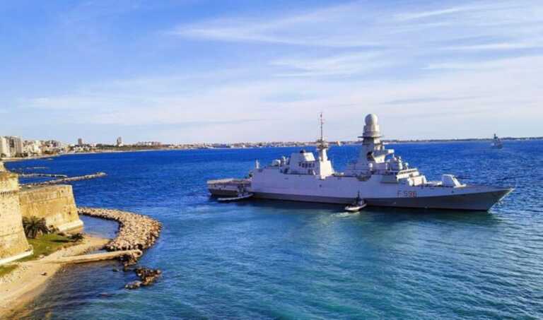 Taranto, la nave “Martinengo” della Marina militare incagliata davanti al Castello aragonese