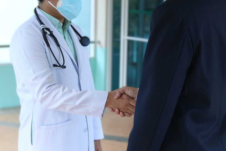 Festa del papà, all’Istituto tumori di Bari una giornata di prevenzione: visite urologiche gratuite per gli over 50