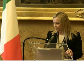 Galleria foto 'Meloni ‘cita’ Schlein: “Essere donna è un vantaggio, spesso non ti vedono arrivare” – Video' - foto 1
