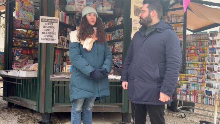 Matera, la scelta di Michela che a 25 anni rileva un’edicola: «Un monumento della piazza» – VIDEO