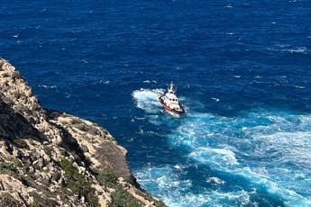 Galleria foto 'Migranti, a Lampedusa cadavere di una donna affiora tra gli scogli' - foto 1