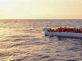 Galleria foto 'Migranti, ancora sbarchi a Lampedusa: 2mila in 24 ore' - foto 1