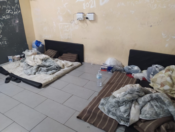 Galleria foto 'Migranti Crotone, la testimonianza: “Panchine come letti per i sopravvissuti”' - foto 1