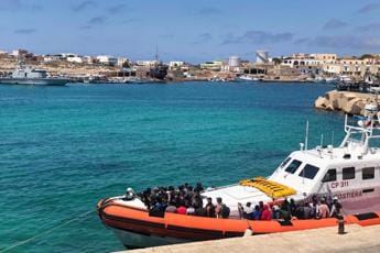Galleria foto 'Migranti, raffica di sbarchi a Lampedusa: hotspot al collasso' - foto 1