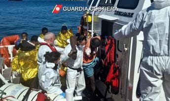 Galleria foto 'Migranti, sbarchi senza sosta: in 500 arrivati nella notte a Crotone' - foto 1
