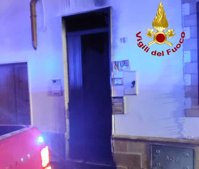 Leverano, molotov contro l’abitazione di due 80enni: indagano i carabinieri. Probabile uno scambio di persona
