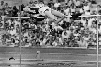 Galleria foto 'Morto Dick Fosbury, l’atleta che rivoluzionò il salto in alto' - foto 1