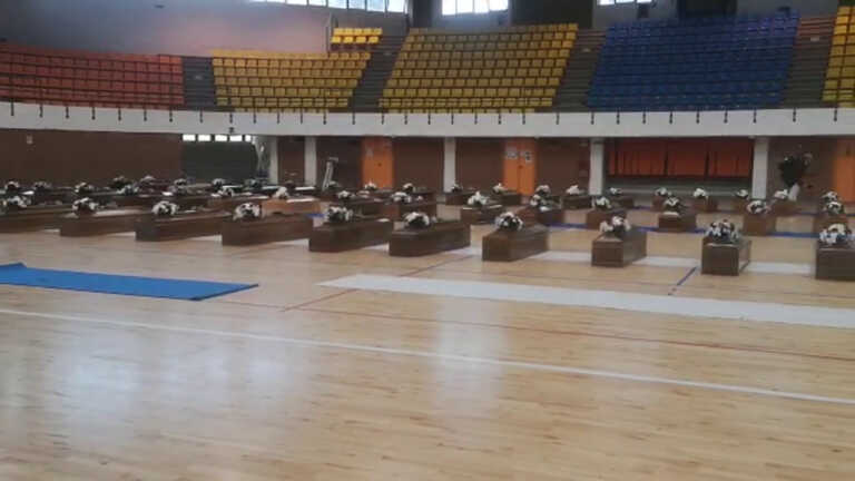 Galleria foto 'Naufragio di Crotone, le bare dei migranti all’interno del palasport' - foto 1