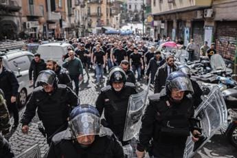 Galleria foto 'Napoli-Eintracht, tifosi tedeschi in città: tensione e corteo – Video' - foto 1