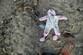 Galleria foto 'Naufragio Crotone, trovato corpo di un altro bimbo: morti salgono a 71' - foto 1