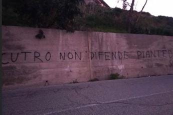 Galleria foto 'Naufragio migranti, a Crutro scritte contro Governo nel giorno del Cdm' - foto 1
