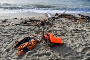 Galleria foto 'Naufragio migranti Crotone, proseguono ricerche dispersi' - foto 1